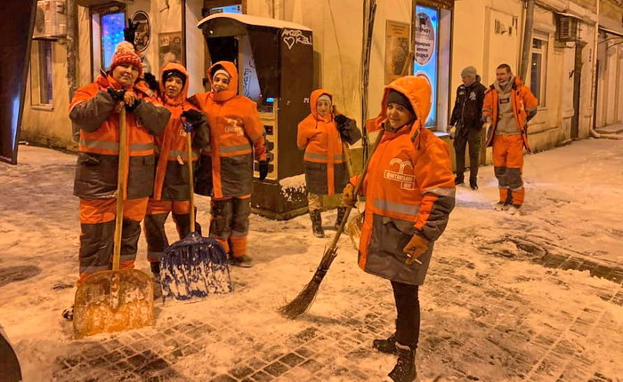 В Одессе затемно начали чистить улицы от снега (фото)