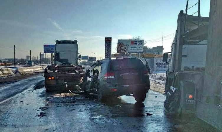 Под Одессой джип врезался в контейнеровоз – водитель погиб