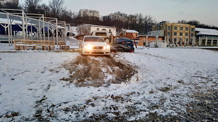 На Ланжероне в песке и снегу застряли три автомобиля