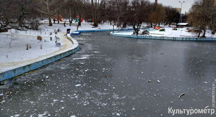 В парке Победы замерз пруд – под лед провалился мужчина (фото)