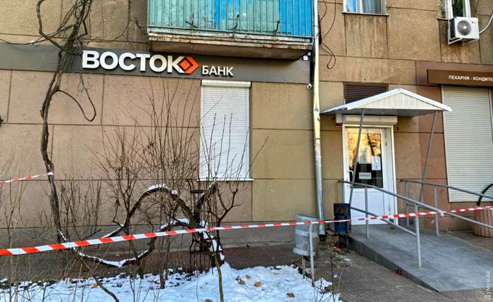 На проспекте Шевченко обокрали банк, взломав входные двери