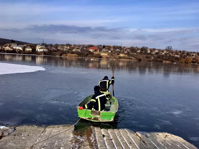 В Одесской области спасали 16 лебедей, которые вмерзли в лед