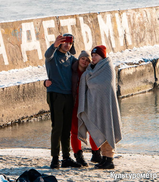 В Одессе начались Крещенские купания при 15 градусах мороза (фото)