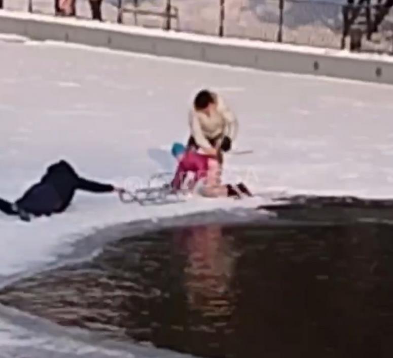 В парке Победы два ребенка провалились под лед