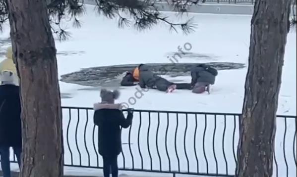 В парке Победы два ребенка провалились под лед