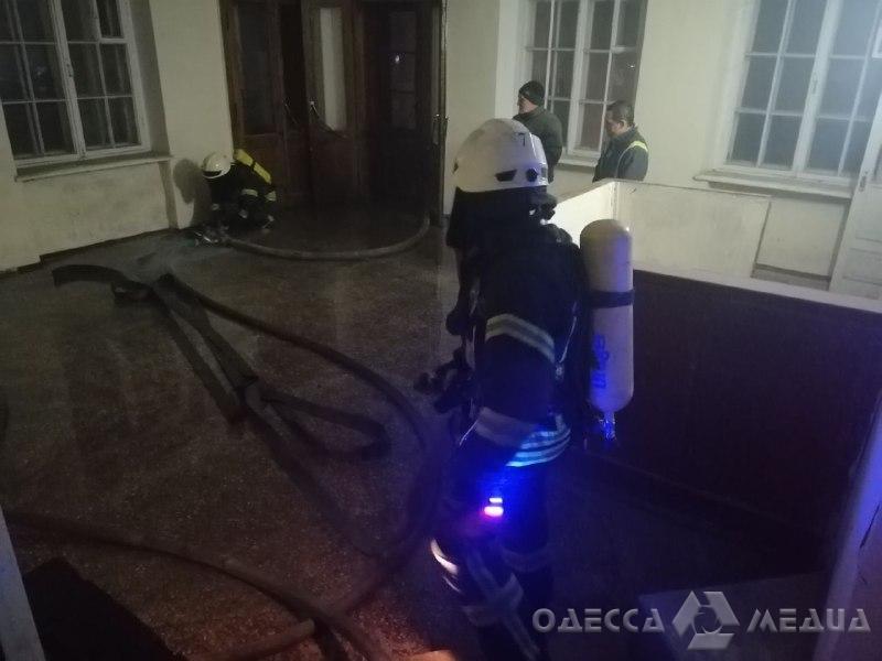 В Одессе произошло возгорание мусора в общежитии Юракадемии (фоторепортаж)