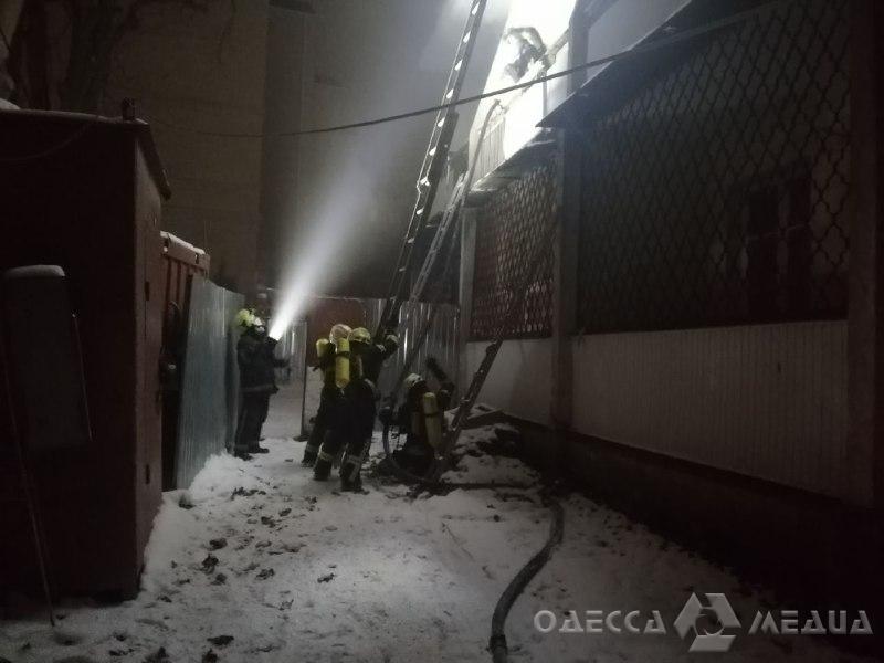 В Одессе произошло возгорание мусора в общежитии Юракадемии (фоторепортаж)