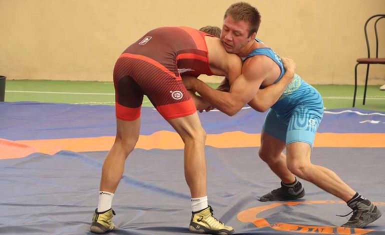 Два десятка борцов из Одесской области участвует в Чемпионате Украины по вольной борьбе