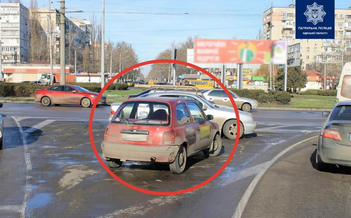 В Одессе полиция штрафует за парковку на островках безопасности