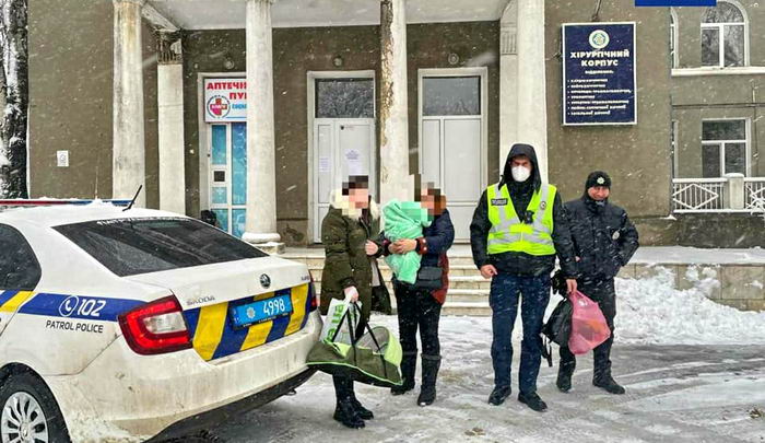 На трассе Одесса-Киев полицейские помогли доставить младенца в больницу