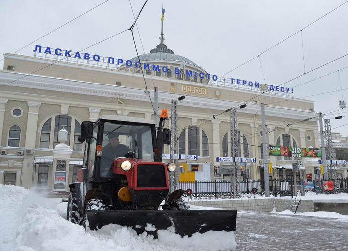 Одесскую железную дорогу чистили от снега 2,5 тыс человек