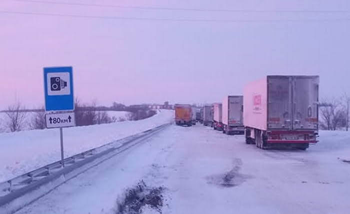 На трассе Киев-Одесса стоит 600 грузовиков в два-три ряда