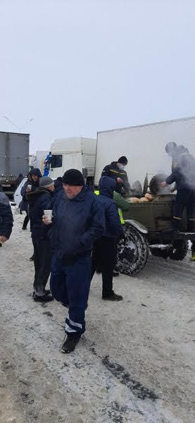 ГСЧС накормило горячим обедом застрявших в снегу дальнобойщиков на трассе Одесса-Киев