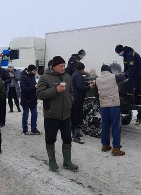 ГСЧС накормило горячим обедом застрявших в снегу дальнобойщиков на трассе Одесса-Киев