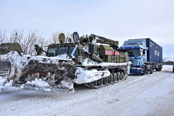 Спасатели пригнали танк для уборки снега на трассе Одесса-Киев