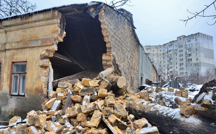 Дом 83-летней одесситки рухнул из-за непогоды (фото)