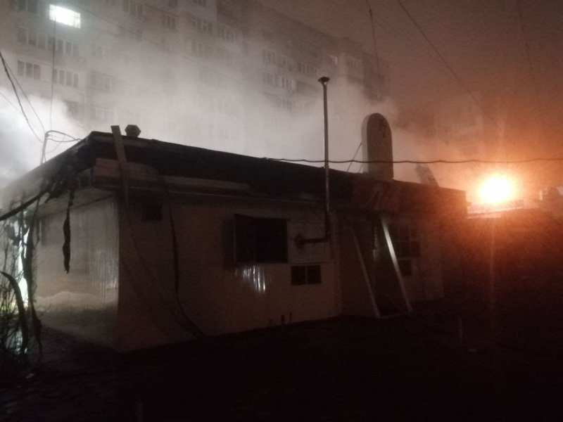 Во время пожара в одесском заброшенном кафе сгорели 70 кур