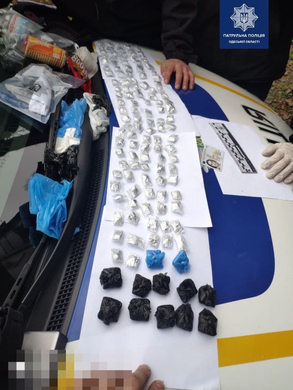 В Одессе полицейские поймали «закладчицу»: во время проверки нашли 129 пакетов метадона (фото)