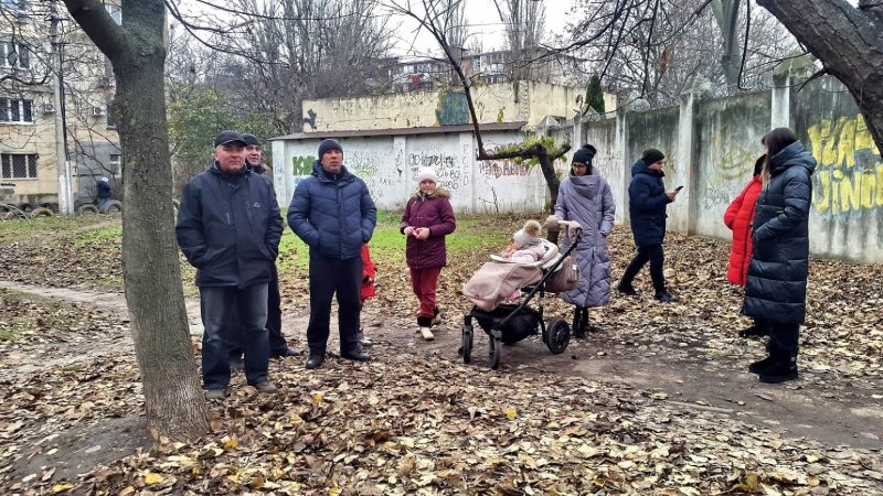 Во дворе на Таирова спилят 60 деревьев ради парковки районного суда