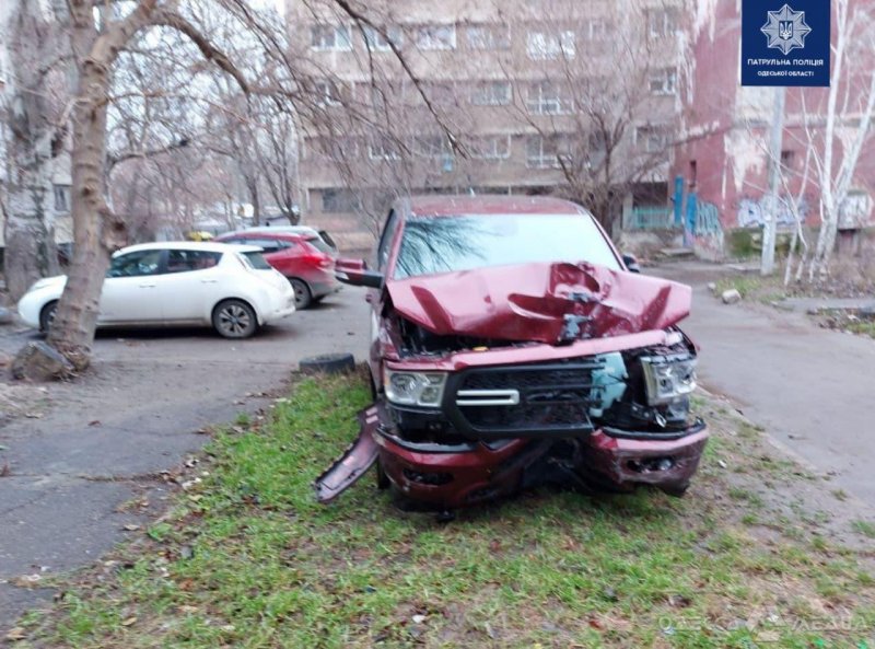 В Одессе водитель пикапа въехал в остановку общественного транспорта, оставил автомобиль во дворах и убежал (фото)