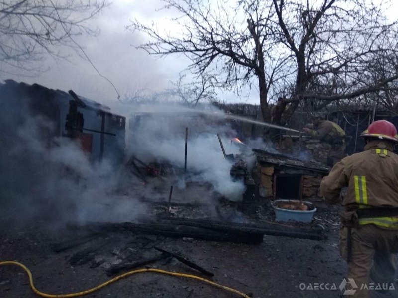 В Одесской области сотрудники ГСЧС спасли частный жилой дом от возгорания (фото)
