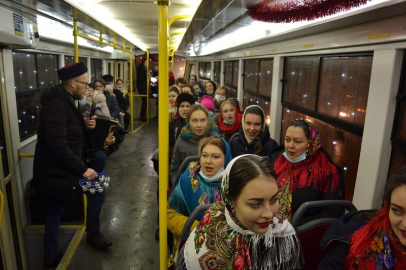 В Одессе рождественский парад трамваев прошел под дождем (фото)