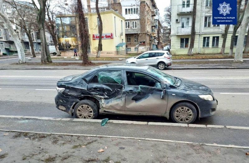 На проспекте Шевченко огромный джип разбил остановку транспорта – водитель сбежал