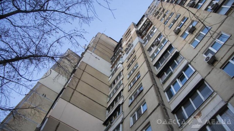 На поселке Котовского 72-летний мужчина выпрыгнул из окна 11-го этажа