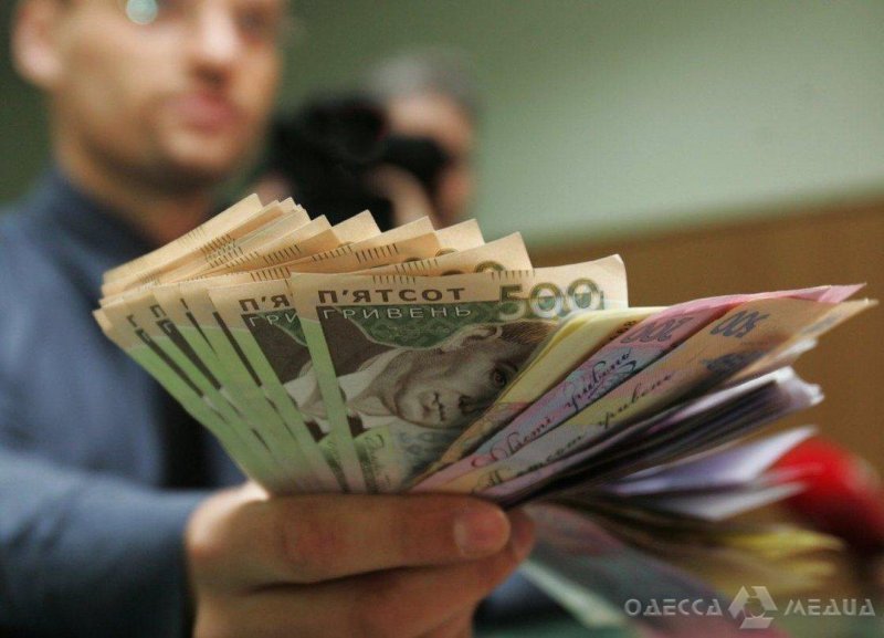 Средняя зарплата в Одесской области за год выросла на тысячу гривен