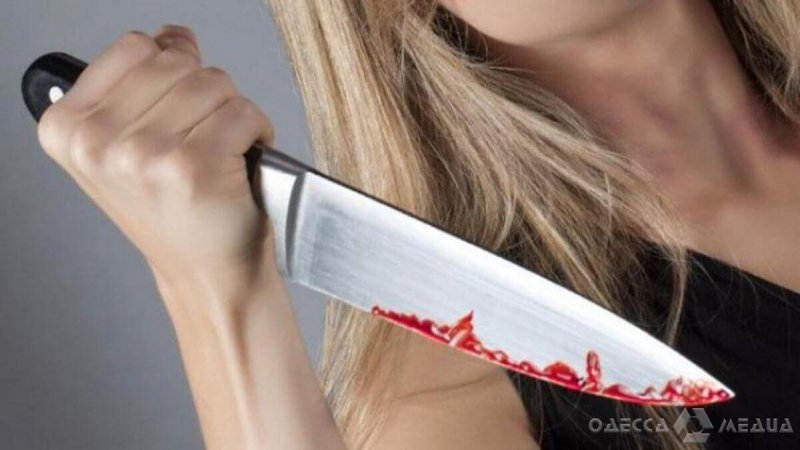В Одесской области на мужчину с ребенком напала женщина с ножом