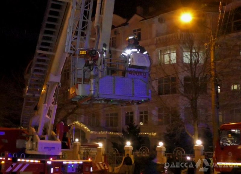 65 спасателей тушили возгорание в одесском отеле: есть погибшие и пострадавшие (фоторепортаж, видео)