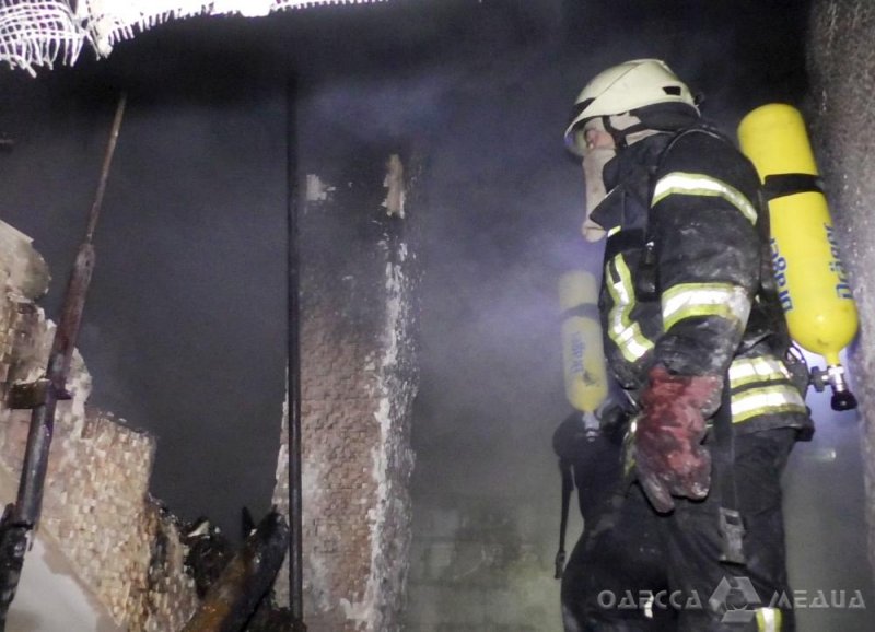 65 спасателей тушили возгорание в одесском отеле: есть погибшие и пострадавшие (фоторепортаж, видео)