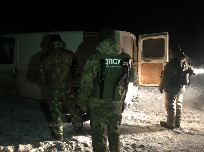 В Одесской области задержан микроавтобус, груженный контрабандными сигаретами из Молдовы (фото, видео)