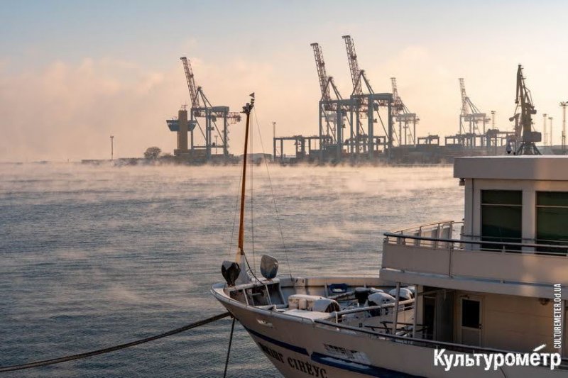 Морозное утро и “кипящее” море в Одесском порту (12 фото)