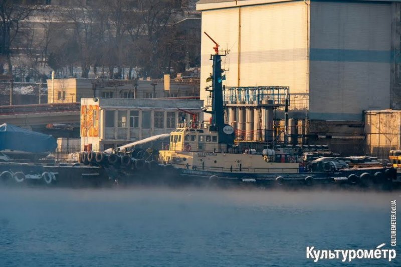Морозное утро и “кипящее” море в Одесском порту (12 фото)