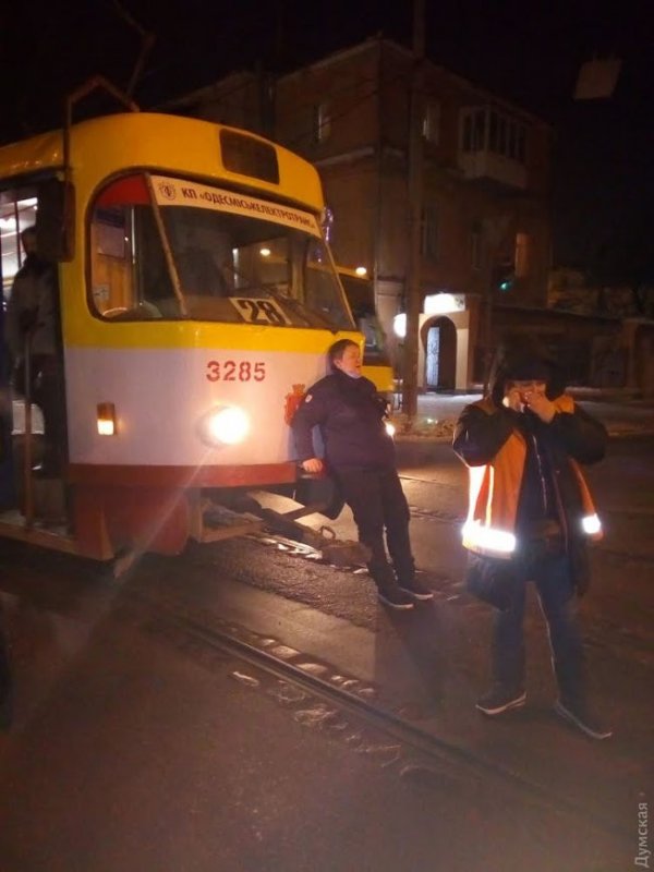 Агрессивный водитель в Одессе подрезал трамвай и избил его женщину-водителя