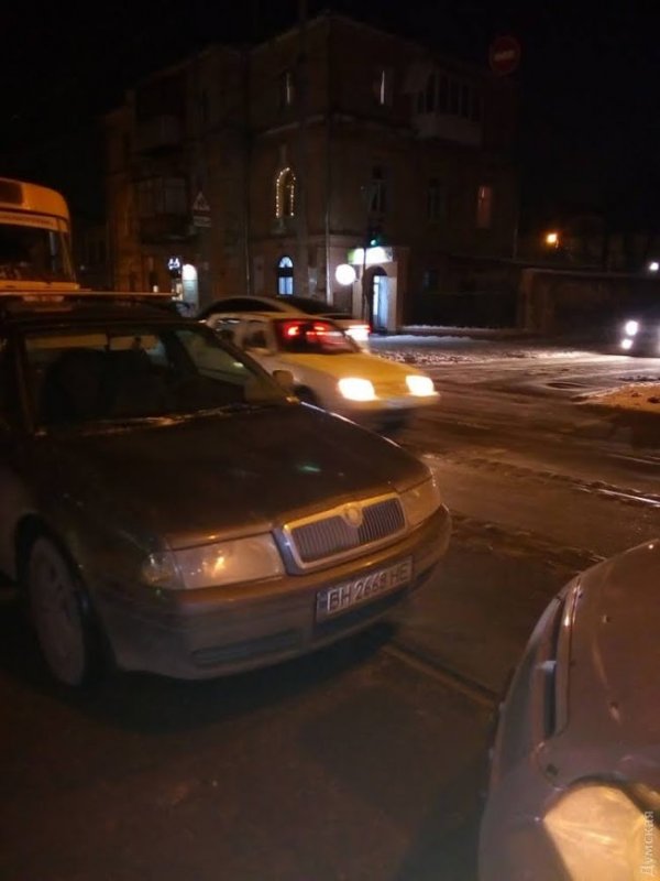 Агрессивный водитель в Одессе подрезал трамвай и избил его женщину-водителя