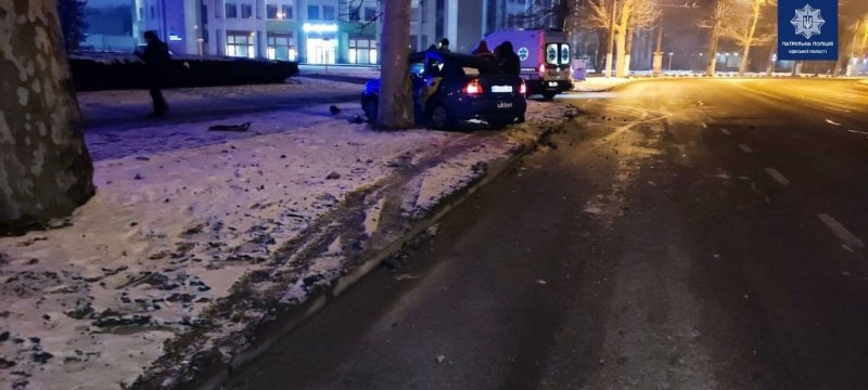 В Одессе на проспекте Шевченко водитель Chevrolet Aveo врезался в дерево: водитель и пассажирка доставлены в больницу (фото)