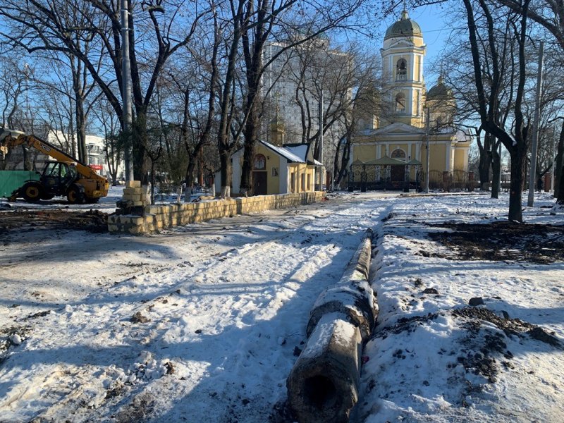 На Молдаванке продолжаются работы по капитальному ремонту Алексеевского сквера (фоторепортаж)