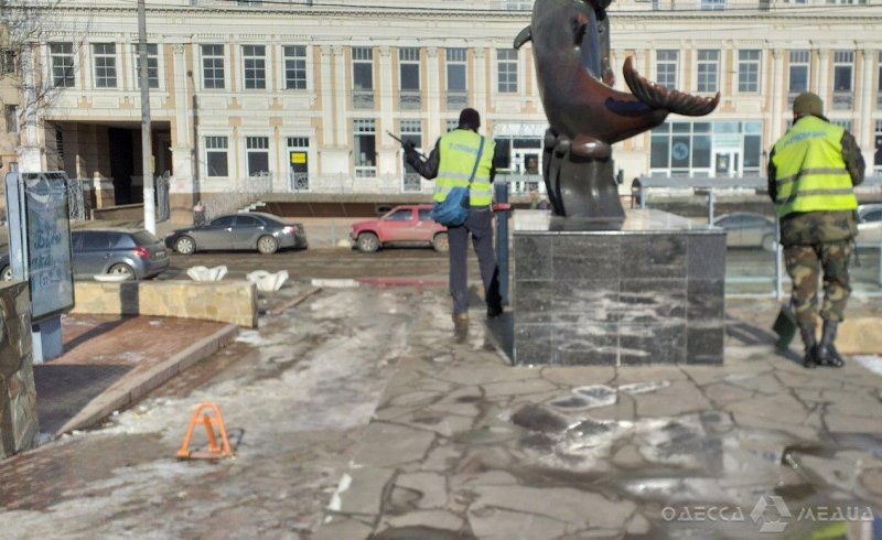 Одесские коммунальщики очистили бюветные комплексы и памятники в Приморском районе (фоторепортаж)