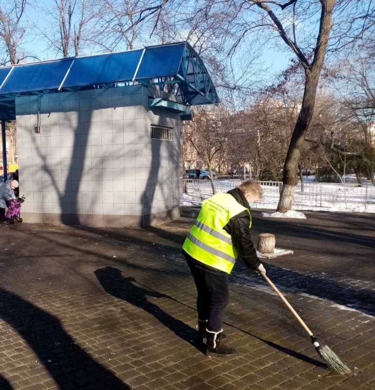 Одесские коммунальщики очистили бюветные комплексы и памятники в Приморском районе (фоторепортаж)