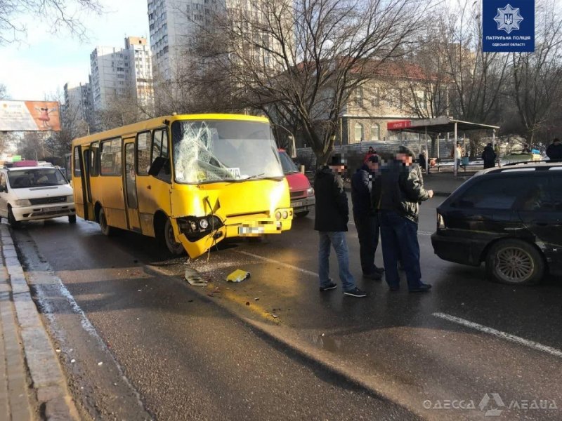 В Одессе на Добровольского две маршрутки и BMW не поделили дорогу (фото)