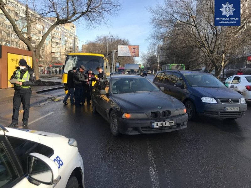 В Одессе на Добровольского две маршрутки и BMW не поделили дорогу (фото)