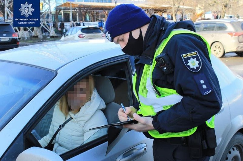 В Одессе полиция штрафует за парковку на островках безопасности