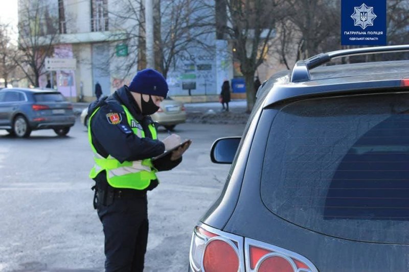 В Одессе полиция штрафует за парковку на островках безопасности