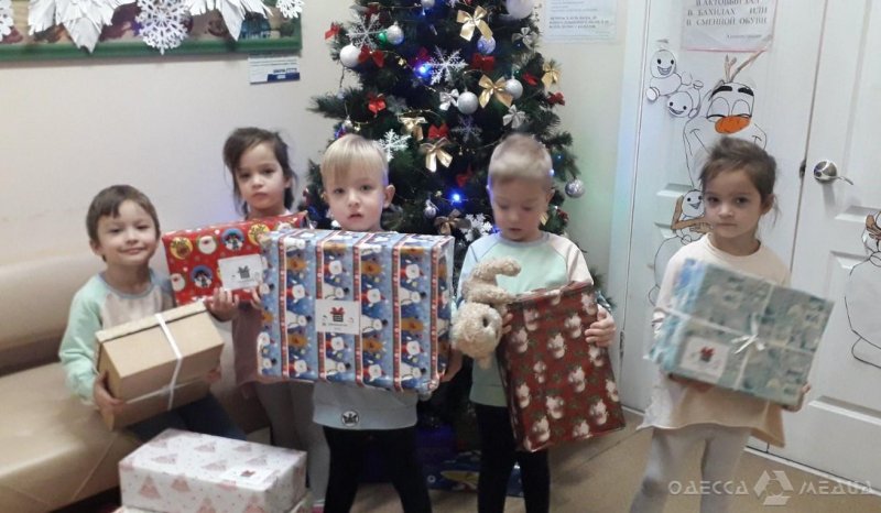 В Одессе дети льготных категорий получают подарки в рамках благотворительного проекта (фото)