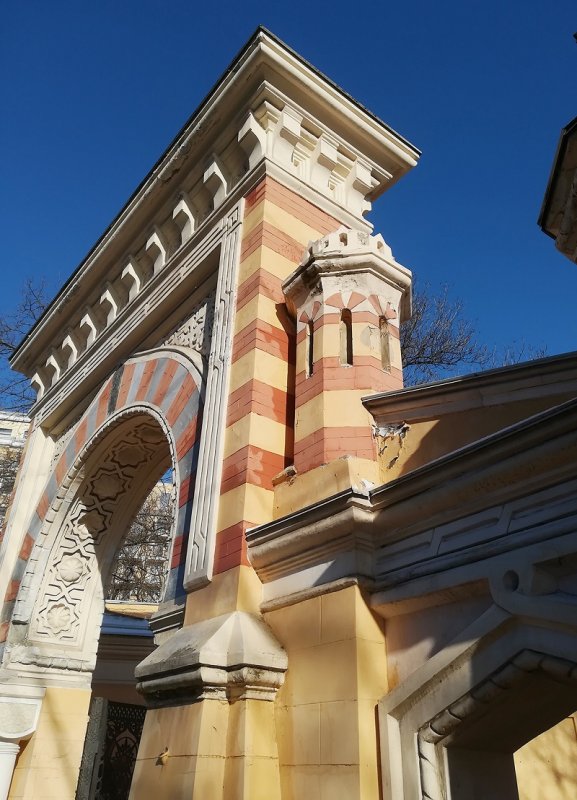 Мавританская арка на Французском бульваре разрушается (фото)
