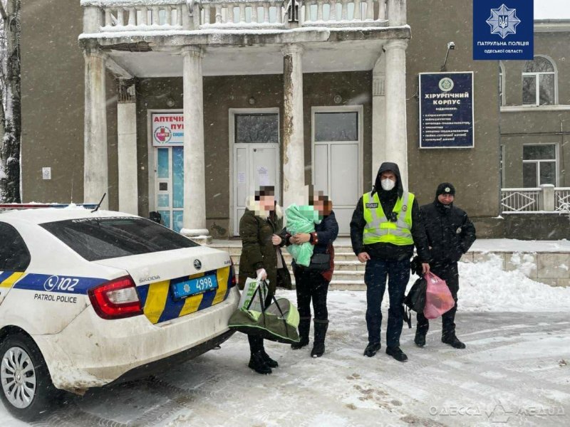 На трассе Киев-Одесса патрульные помогли семье с грудничком (фото)