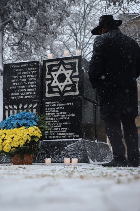 Несмотря на снегопад одесситы почтили память жертв Холокоста (фоторепортаж)