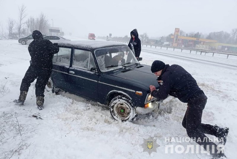 Из снежных заносов освободили еще 200 автомобилей в Одесской области (фото)